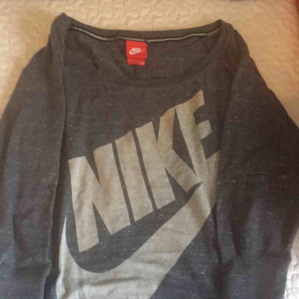 Tunn Nike tröja knappt använd str s Fler bilder kan skickas om ni önskar det . Tröjor & Koftor.