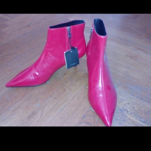  - Snygga röda retro klackskor ifrån zara, aldrig använda, original pris 700, nu 250, priset kan diskuteras!