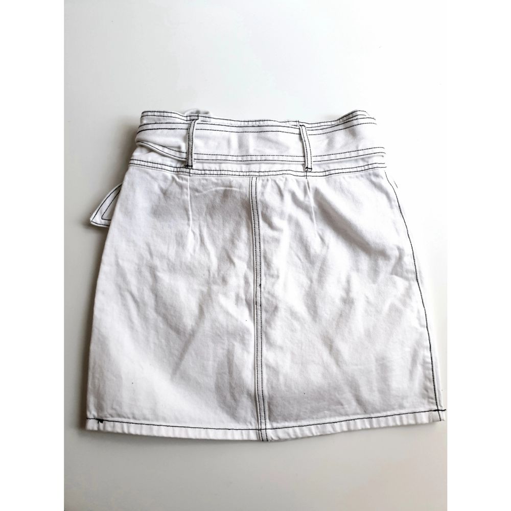 White Denim Skirt from Forever21. Size is S/M, so more on a bigger S-size.. Kjolar.