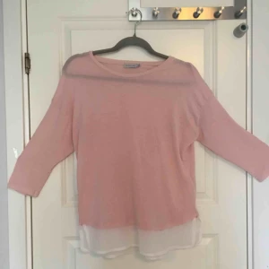  - Gullig ljusrosa tröja från Lager157. Tröjan är långärmad med illusionen av en vit skjorta under.  Betalning sker via swish🌹 Kan mötas upp i Uppsala!