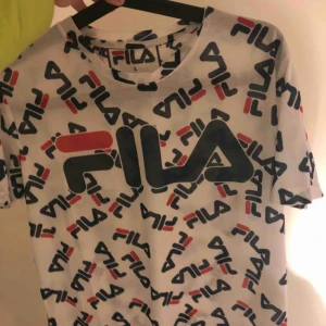  - Den är köpt på killavdelningen men går att ha som tjej också, den är fejk och är ganska stor men det är bara att klippa till eller vika upp. Lite genomskinlig. Skriv till mig om du är intresserad