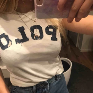 - Säljer denna T-shirt ifrån Ralph Lauren. Stilren men med snygg detalj att texten är lite ”sliten”. Använd högst 5 gånger och nypris var 600kr! Köpare står för frakt! 