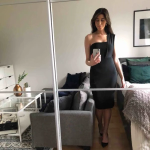  - Helt ny och oanvänd svart klänning från boohoo. Prislapp sitter fortfarande på. Stretchig och funkar om man är en 34 eller 36 i storlek. Jag är 167cm lång Möts i Stockholm eller köpare står för frakt