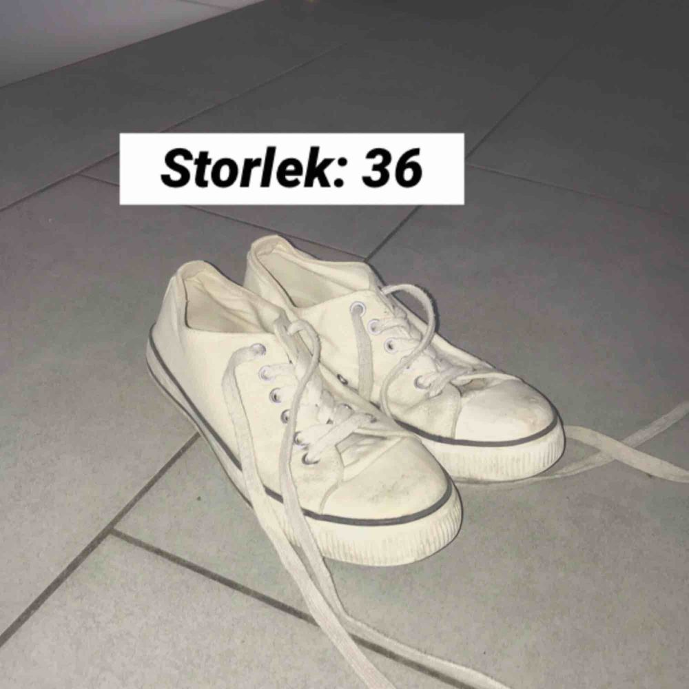 Ett par vita låga sneakers i storlek | Plick Second Hand