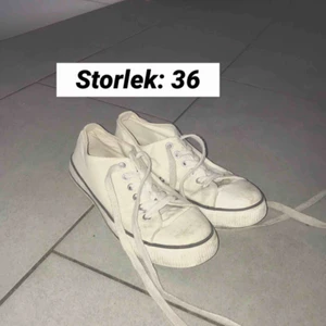 - Ett par vita låga sneakers i storlek 36! De är använda och har får lite smuts på sig men är väldigt enkelt att ta bort då de är tygskor (kan tvättas) 💕