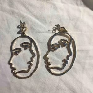  - Ett par örhängen men ”ansikten” köpa på kappahl för att tag sedan, köparen står för frakten
