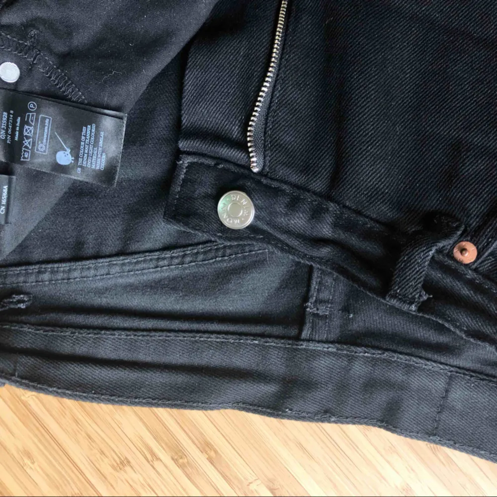 MONKI YOKO jeans strl 27  Svarta vida jeans från monki i modellen ”YOKO” Klippte av några centimeter så de är snyggt fransiga vid foten, jag är 167 och de är så pass långa att de ”vilar” på mina skor när jag har dem.  Frakt: 59. Jeans & Byxor.