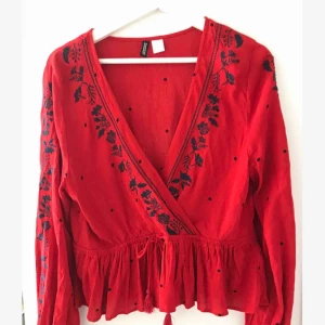  - Somrig kort blus. Kan mötas upp i Gbg, annars tillkommer frakt✨