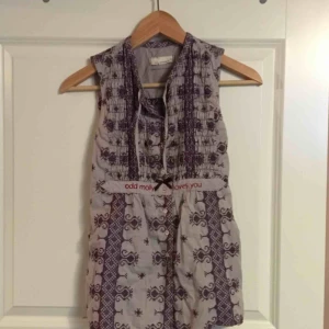  - Supersöt blus som tyvärr blivit lite för liten. Nypris var ungefär 1000kr. Använd ett fåtal gånger och därmed är den i väldigt bra skick. Kan mötas i Stockholm. Skriv till mig om det är något du undrar över☀️