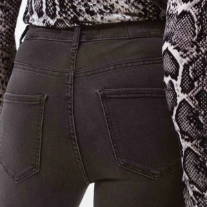  - Så snygga gråa jeans! Skulle vara så fina om man till exempel klippte egna hål i!!! Aldrig använda💘💘