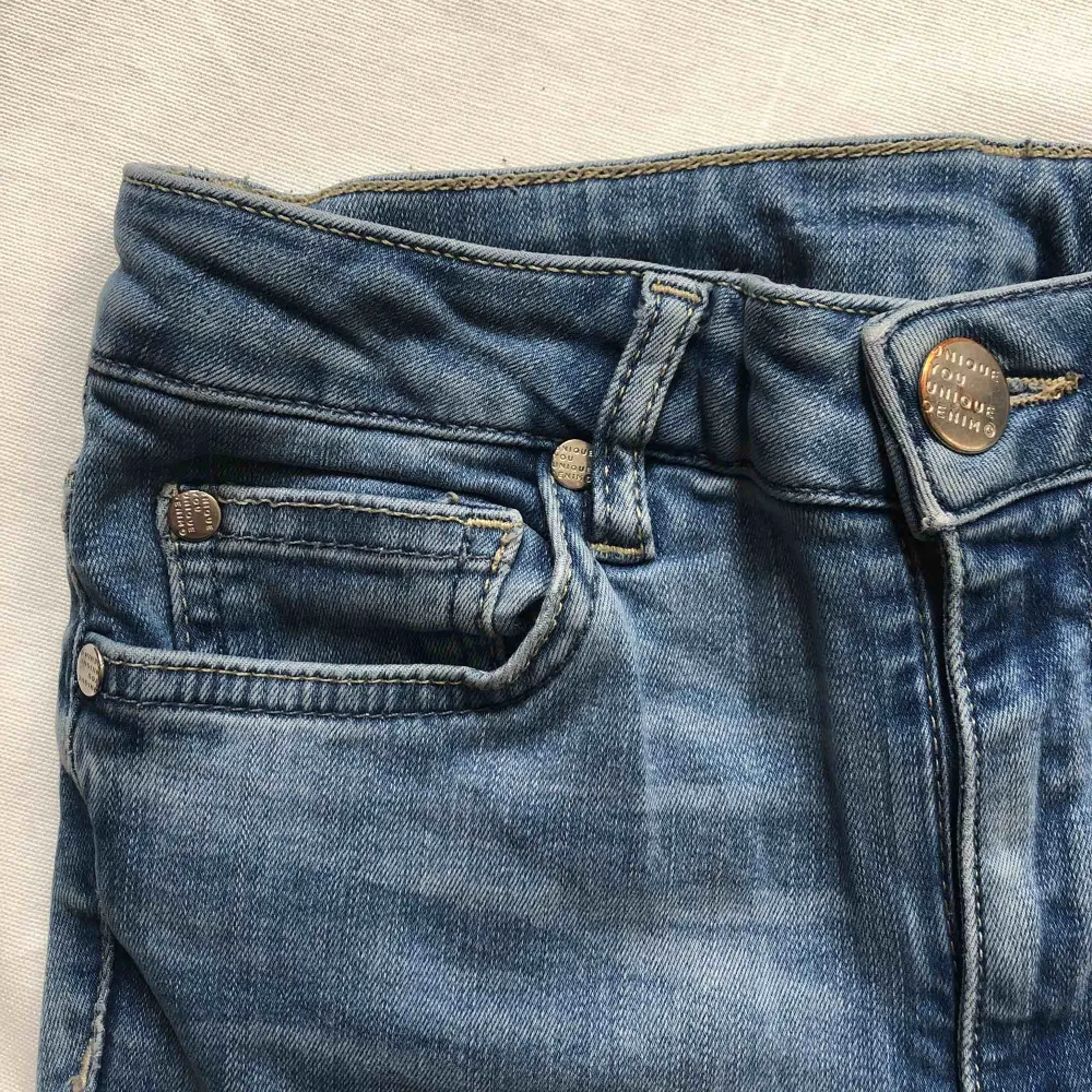 Ljusblåa tretachiga jeans men hål i. Stuprör . Jeans & Byxor.