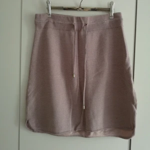  - Fin kjol från BikBok! Passar perfekt till en vit topp nu i sommar 😍 superskön och med knytning i midjan! I priset ingår frakt 🌻