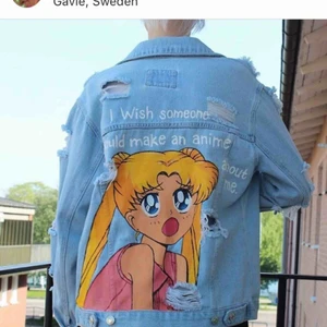  - Sliten jeansjacka med ⭐️Sailormoon⭐️ på ryggen! Handmålad av mig med textilfärg. Går att tvätta i 40grader. Jackan är köpt på forever 21 i Japan. 