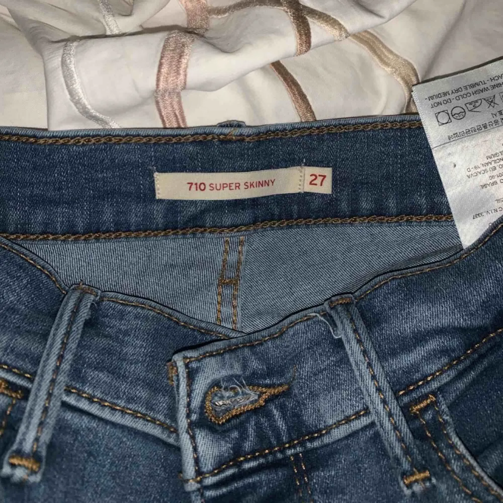 Levis jeans med lägre midja, nypris 1099 . Jeans & Byxor.