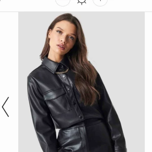  - Så ball och snygg skinnskjorta, inte riktigt skinn såklart! Från Linn Ahlborgs kollektion med NAKD. Säljes då den inte kommer till användning, prislappen är kvar. Den är alltså aldrig använd! Storlek 36, nypris 500 kr 🌷