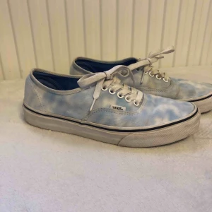  - Himmelsblå vans. I fint skick! Köptes för 650kr och säljs för 250. Frakt och pris kan diskuteras!☁️☁️✨