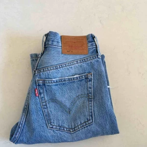  - Äkta Levis jeans som tyvärr är lite för stora för mig. Nypris 1100. Modellen heter 501. Köpare står för kostnad av frakt.