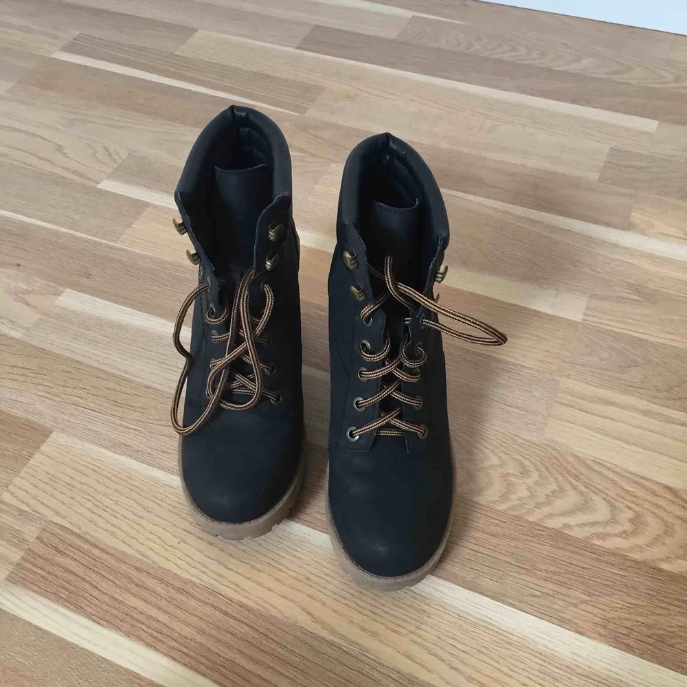 Black Shoes! Looks like New!. Skor.