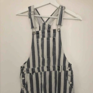  - Randig hängselkjol från Zara barn, men passar mig som är XS. Jättefin för sommaren och passar bra på, tyvärr inte min stil. Köparen står för frakt!