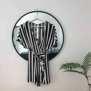  - DÖsnygg byxdress i tunt och mjukt material. Perfekt på sommaren att softa runt i eller gå ut och festa i, passar till alla tillfällen 🌻🌞 dragkedja baktill och knytning framtill. 