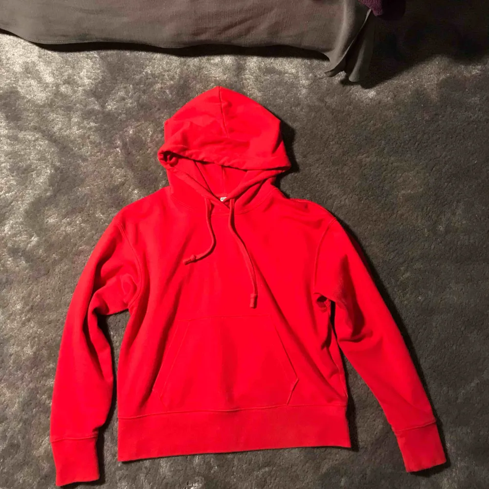 Röd lite croppad hoodie från uniqlo. Använd men i bra skick. Köparen står för frakten. . Hoodies.