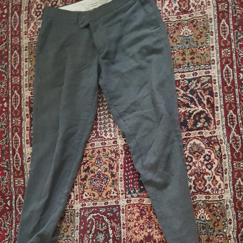 Slitna men stilrena Samsöe Samsöe byxor till ett bra pris.  Strl 50   . Jeans & Byxor.