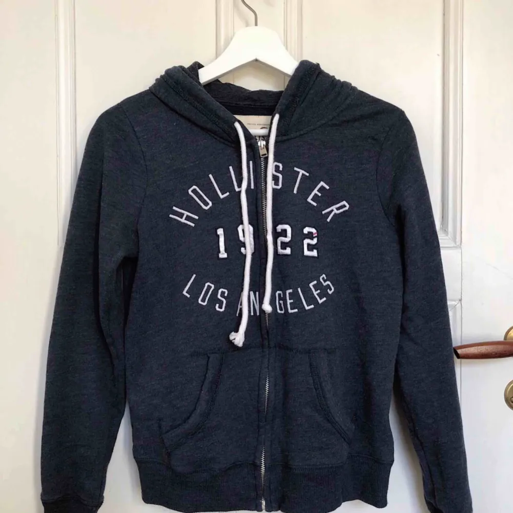 skön hoodie, använd endast en gång & är som ny!! passar XS & S. köparen står för frakt (+30kr). Tröjor & Koftor.