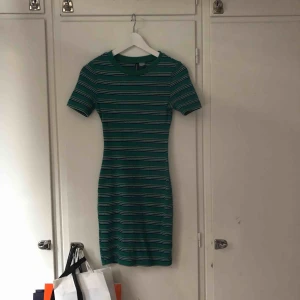  - står 32 men den är såååå stretchig så den passar nog upp till stl 40 💕 köpt förra året när jag var besatt med 80 tals stil men är inte det längre så låter den gå vidare till nån som har den stilen! ☀️ läs min bio innan köp! 