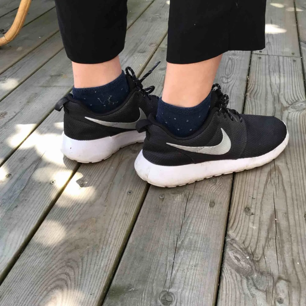 Svarta Nike trainers Bekväma med sula som ger fantastiskt stöd!  Funkar perfekt till gym eller som vanliga vardagsskor!  Ovandel i tyg vilket gör att de är väldigt luftiga - skönt en varm sommardag! ☺️. Skor.