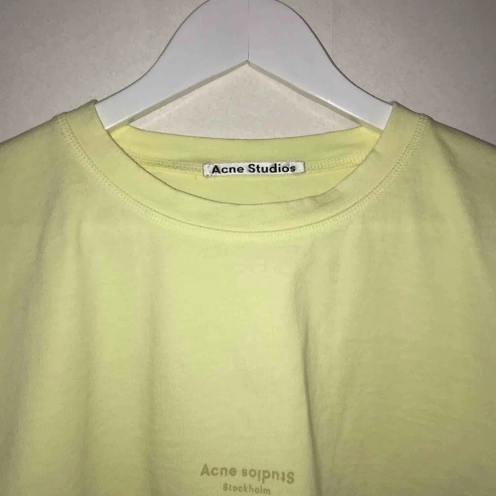 Croppad t-shirt från Acne Studios köpt för 5 månader sedan i modellen Cylea. Endast använd 2-3 gånger så i väldigt bra skick. Nypris 1400 kr. Toppar.