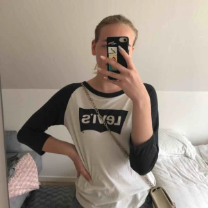  - Snygg tröja från Levis! Den har trekvartsärmar och är nästan oanvänd.  Köparen står för frakten 🦋