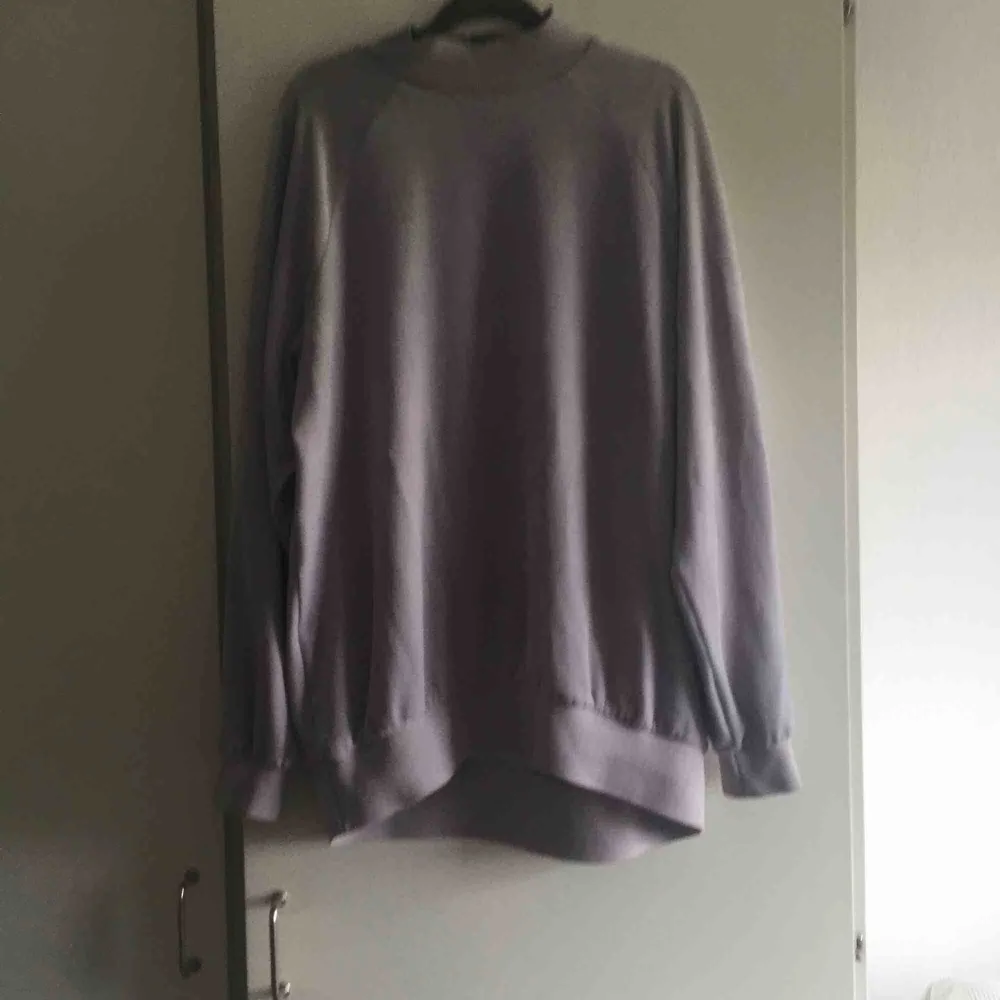 Pastell lila tröja från monki. Står att det är en S men funkar även som en M då den är stor. Tröjor & Koftor.