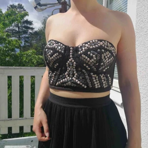  - Pärlprydd bralette topp. Vissa av pärlorna har ramlat av, men det är inget man tänker på om man inte tittar jättenoga.