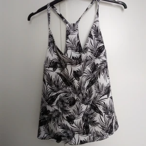  - Festligt sommarlinne gjort av polyester. Jag som har storlek 40 eller M tyckte den vart lite stor så mer åt L hållet.