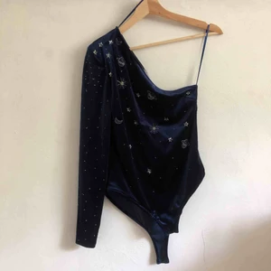  - Jätte fin body från mango, broderi och pärlor på