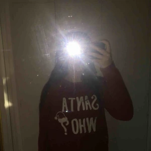  - Röd stickad jultröja ”Santa who?”