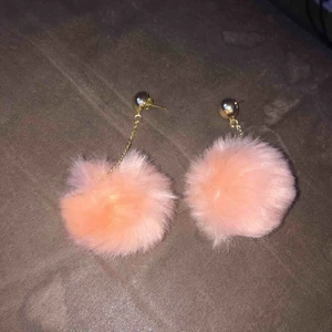  - Champagnefärgad örhängen med guld detaljer