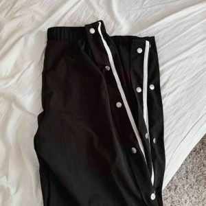 - As coola popper pants som går att knäppa upp hela vägen , i väldigt bra skick ✨