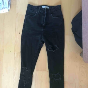  - Ett par Gina jeans köpta förra året, sitter fint på, har växt ur dom därför vill jag sälja. Betala med swish , frakt 25 kr. 