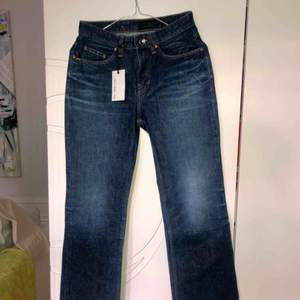 Mörkblåa, vida jeans från Tiger of Sweden. Aldrig använda med prislapp kvar, originalpris 1499:-   Strl: 27/30  