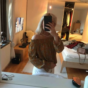  - Offshoulder blus köpt i Filippinerna på en marknad så inget speciellt märke