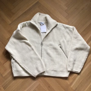 & Other stories kofta - Kofta från &other stories. Aldrig använd med prislapp kvar. Ordpris 890kr, säljer för 500 eller bud. Storlek L men sitter även bra på mig som är S-M