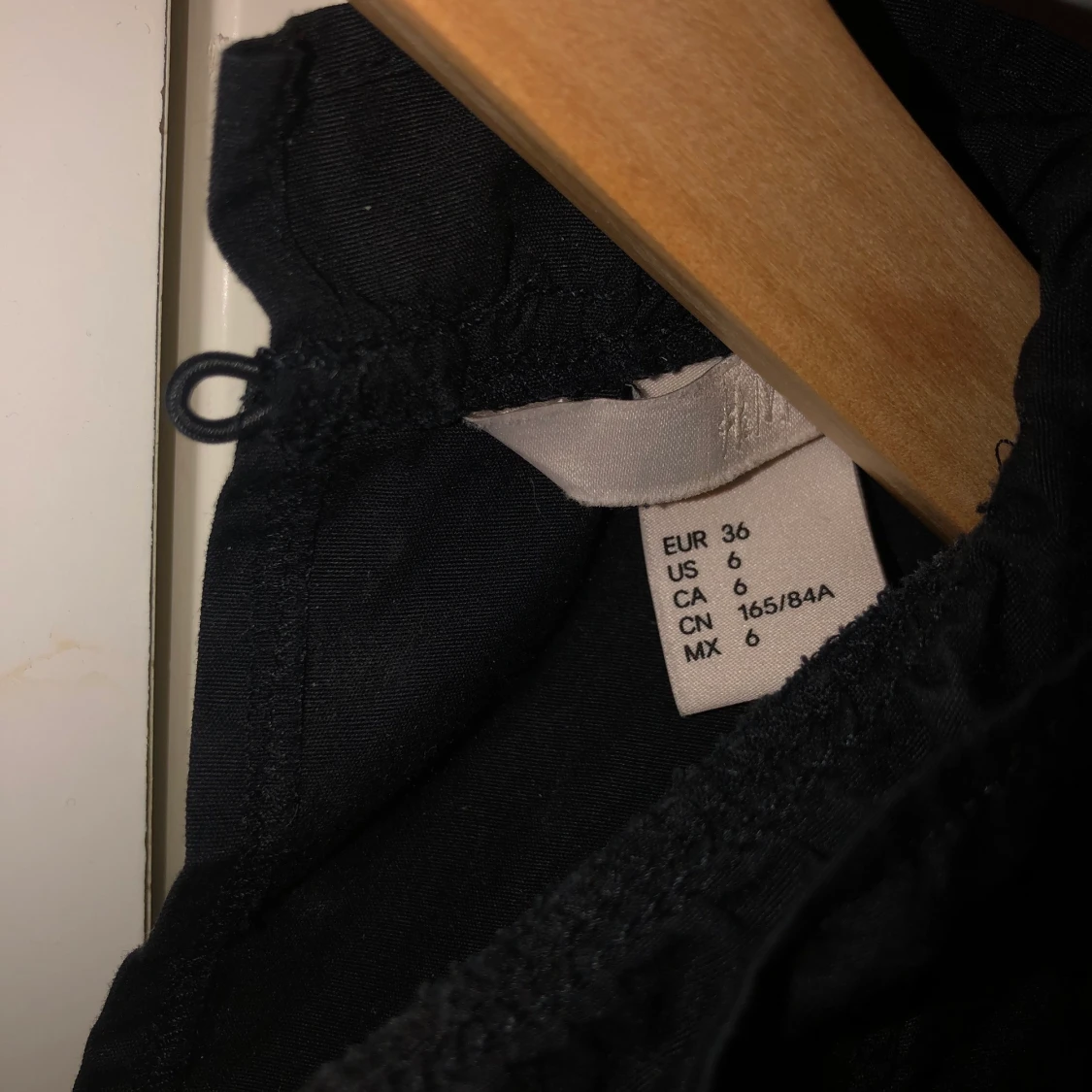 Svart linne med volanger  - 91