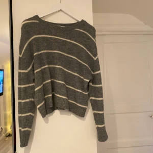 Randig stickadtröja - Grå och vit randig stickad tröja🤍