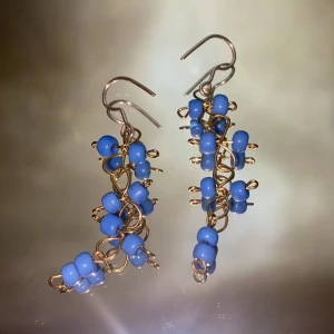 Örhängen - Handgjorda örhängen med blåa glaspärlor❣️ kroken är av silvertråd🌟 (frakt ingår i priset)                                                                                —————————————————————                                                                                  Kika gärna in på min profil, säljer en massa olika handgjorda smycken💃🏼 perfekt till dig själv eller i present till någon❣️✨