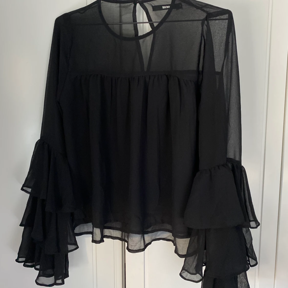 Blus med volangärmar