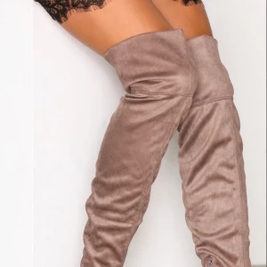 Overknee stretch boot  - Superfina 9 cm höga klackar (köptes för 499). Nytt skick. Strl 40 men skulle kunna passa 39 då de är lite tighta. Köparen står för frakten🤍