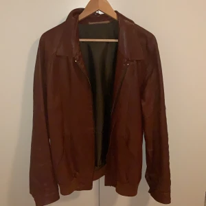 Skin jacka - Skin jacka köpt second-hand. Bra kvalite men de luktar lite instängt skulle dock kunna lösas med att låta den vädra utomhus