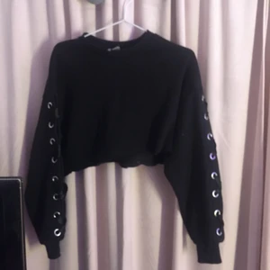 Tröja ifrån Hm - Jag har klippt den till mag tröja det är inte så rakt så man kan nog klippa rakare bara att det blir lite kortare tröja