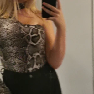 Tröjor  - Ormmönstrad one shoulder tröja, aldrig använd. Köpt för 200,köpare står för frakt💕